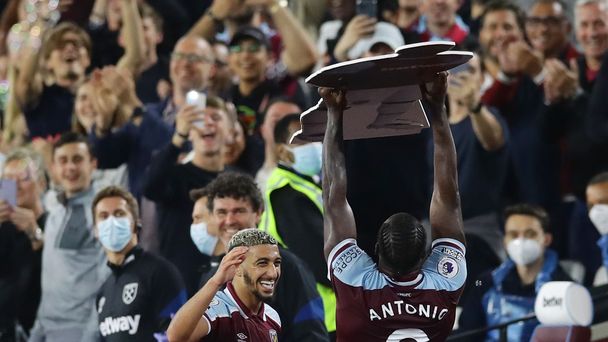 2. kolo anglické fotbalové ligy 2020/21, West Ham - Leicester: Michail Antonio slaví gól West Hamu na 3:1