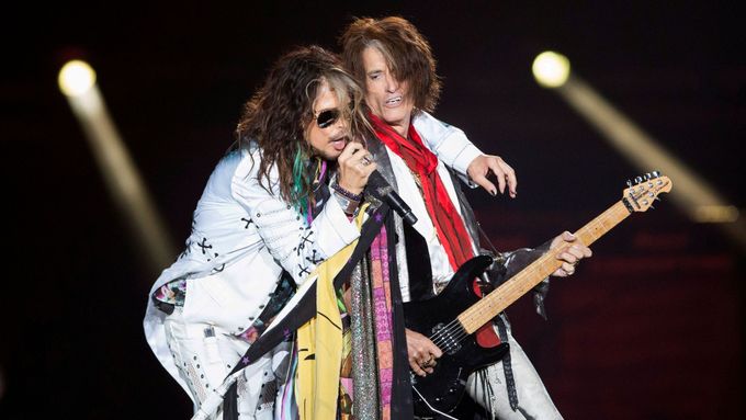 Zpěvák Steven Tyler (vlevo) a kytarista Joe Perry z Aerosmith.