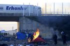 Britští dopravci vyzývají Francii: Ochraňte kamiony před migranty, pošlete do Calais armádu