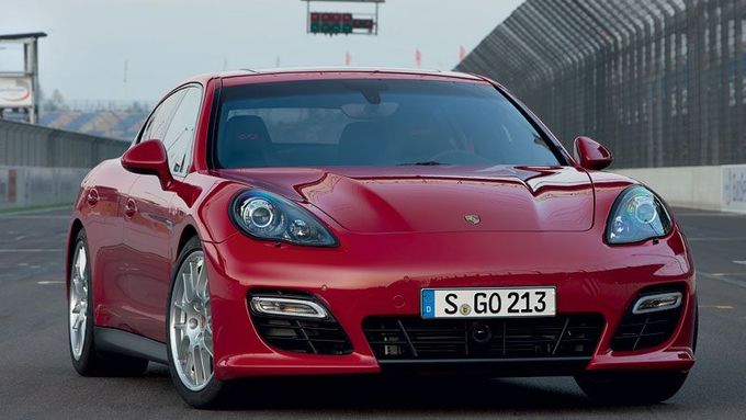 Třeba na takovéto Porsche Panamera se daň bude určitě vztahovat.