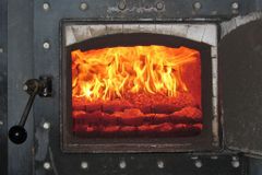 Stát nechá ČEZ ještě 4 roky spalovat uhlí s biomasou
