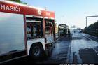 Na R6 u Prahy shořel autobus. Evakuováno bylo 51 lidí