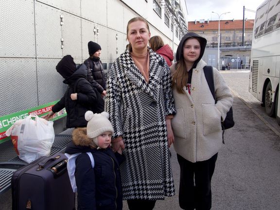 Miroslava Popovičová s dětmi přijela z Užhorodu. Jejího muže už ze země nepustili.