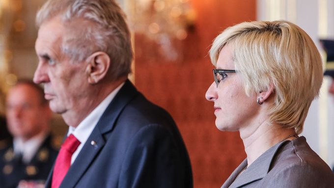 Ministryně obrany Karla Šlechtová s prezidentem Milošem Zemanem.