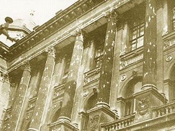 Infobox Díry prostřílené do sloupů Národního muzea sovětskými vojáky v srpnu 1968