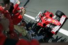 Michael Schumacher a členové týmu Ferrari slaví triumf v GP Evropy 2004 na Nürburgringu.