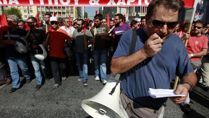 Řadoví Řekové stávkují, ti majetnější převádějí své peníze tajně do zahraničí.