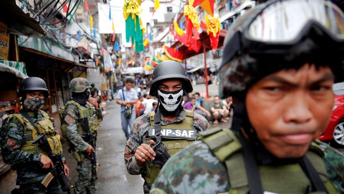 Filipínská armáda. Proti drogám na ostrovech bojují všechny ozbrojené složky.