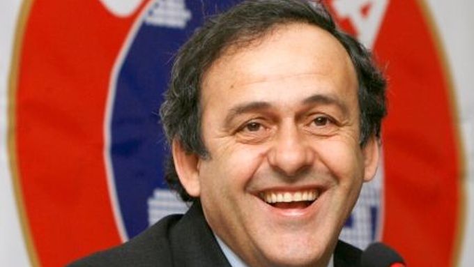Michel Platini uspěl s kontroverzním návrhem.