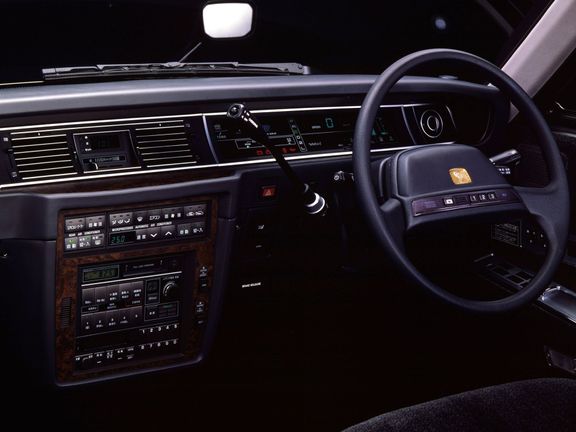 Interiér Toyoty Century z konce 80. let.