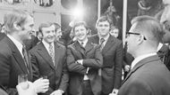 Českoslovenští hokejisté u předsedy vlády Lubomíra Štrougala (1972): zleva Jaroslav Holík, Jan Klapáč, Richard Farda, Václav Nedomanský