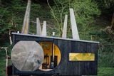 Dřevěný objekt architekti Rania Francisová a Michael Arnett navrhli s ohledem na omezený rozpočet. Patnáct metrů čtverečních velký domek Animated Forest je z překližky a vyšel v přepočtu na 315 tisíc korun.
