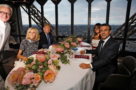 Prezidentské páry u večeře v restauraci Jules Verne ve druhém patře Eiffelovy věže. Vlevo stojí francouzský šéfkuchař Alain Ducasse.
