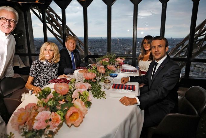 Prezidentské páry u večeře v restauraci Jules Verne ve druhém patře Eiffelovy věže. Vlevo stojí francouzský šéfkuchař Alain Ducasse.