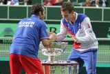 Radek Štěpánek a Tomáš Berdych se mazlí se "Salátovou mísou" pro vítěze 100. finále Davis Cupu. K téhle radosti ale vedla dlouhá cesta.
