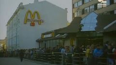 Fronta k prvnímu McDonald's v Moskvě