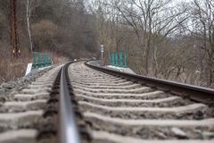 Muž na Břeclavsku vystoupil na špatné straně vlaku, smetla ho v plné rychlosti nákladní souprava