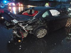 BMW skončilo po střetu s Polem a Puntem zdemolované uprostřed silnice (Frýdlant nad Ostravicí, o tragické nehodě více níže)