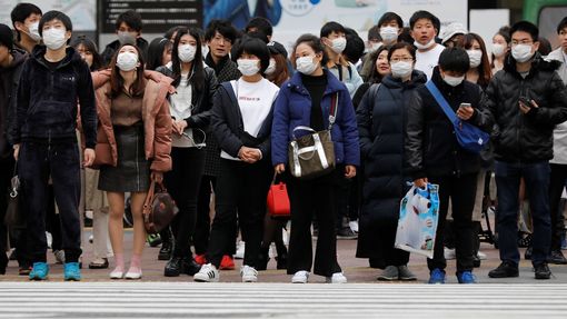Lidé v Tokiu se chrání proti koronaviru.