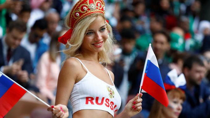 Tato ruská kráska se stal neoficiální Miss mezi fanynkami fotbalového MS. Pikantní je, že se nakonec ukázala její profese - je to totiž pornoherečka.
