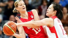 Česká basketbalistka Eva Vítečková (vlevo) se snaží prostřelit Číňanku Xiaoli Čengovou v turnaji OH 2012 v Londýně.