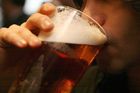 Švédský pivovar stahuje pivo Staropramen. Lidé při pití krváceli v ústech