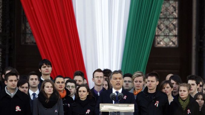 Maďarský premiér Viktor Orbán při projevu pod maďarskou vlajkou.