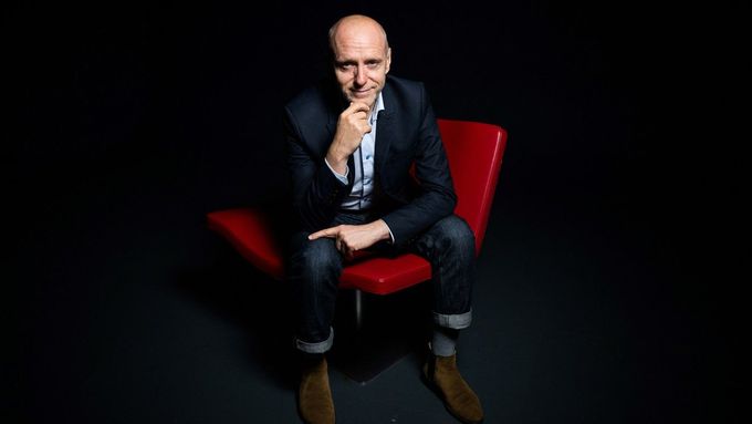 Francouzský novinář a producent Philippe Collin vydal svůj románový debut s názvem Barman z hotelu Ritz.