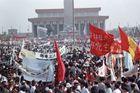 Po smrti politika Chu Jao-panga, který podporoval snahy o demokratizaci země, se začaly v dubnu 1989 na Náměstí nebeského klidu shromažďovat k protestu davy studentů, ale také běžných lidí z Pekingu a vesnic. Až milion demonstrantů se dožadoval změn, lidé drželi i hladovku. Akce skončila až 4. června, kdy na náměstí vjely tanky a vojáci začali střílet do davu. Přesný počet obětí není známý. Hovoří se o několika tisících.