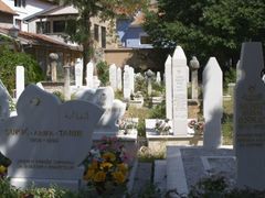 Jeden z mnoha válečných hřbitovů v Mostaru