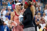 Serena Williamsová a Caroline Wozniacká po finále US Open. Bylo jednoznačné, dvakrát 6:3 pro suverénní Američanku.