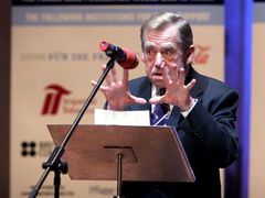 Dramatik a exprezident Václav Havel na zahájení 11. ročníku jím založené konference Fórum 2000. Na konci roku postupně dvě pražská divadla - Národní a Na Vinohradech - odmítla inscenovat jeho novou hru Odcházení.