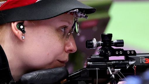Švýcarka Nina Christenová v závodě v třípolohové střelbě z malorážky na OH 2020
