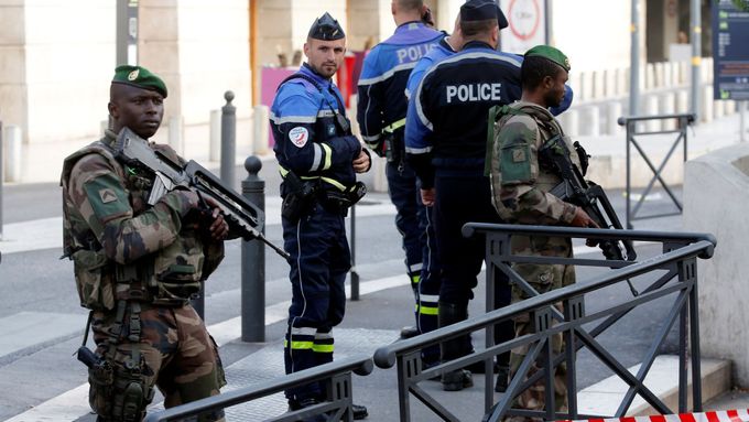 Policisté a vojáci před nádražím v Marseille.