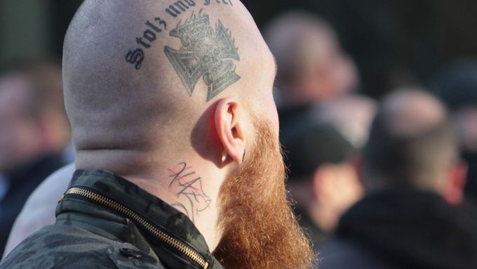 S tetováním na hlavě se k policii v ČR zájemce nedostane (ilustrační foto).