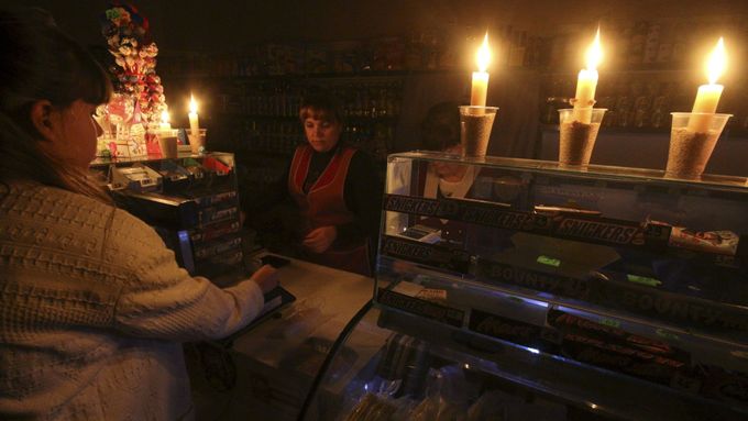 Ani po čtyřech dnech neměl milion obyvatel anektovaného Krymu elektřinu. Sloupy vedení směřující z Ukrajiny poškodili protiruští radikálové a krymští Tataři jako protest proti postupu ruských úřadů.