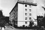 V roce 1954 už stojí celopanelový dům i ve Zlíně na Benešově nábřeží s konstrukčním systém nazvaným G jako Gottwaldov. Navrhli ho architekti Hynek Adamec a Bohumír Kula a jeho stavba trvala jen čtyři měsíce.