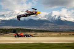 Šílenost v Tatrách. Coulthard ve formuli dělá "zrcadlo" s akrobatickým pilotem Šonkou