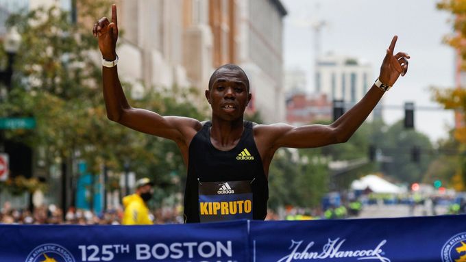 Keňan Benson Kipruto vítězí ve 125. ročníku Bostonský maratonu.