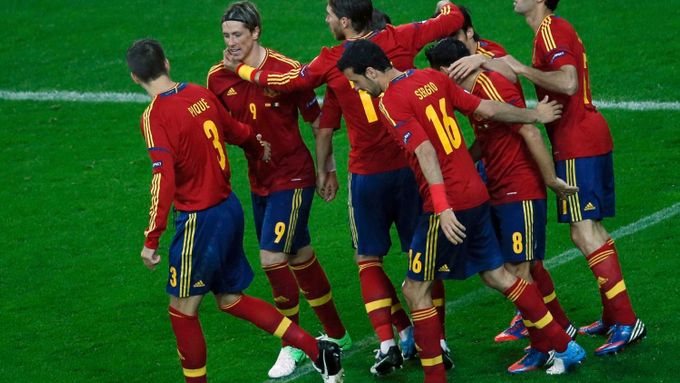 Španělé slaví gól Davida Silvy během utkání Španělska s Irskem ve skupině C na Euru 2012.