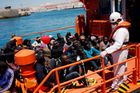 Loď nevládní organizace s migranty míří do Barcelony. Itálie a Malta přístavy neotevřely
