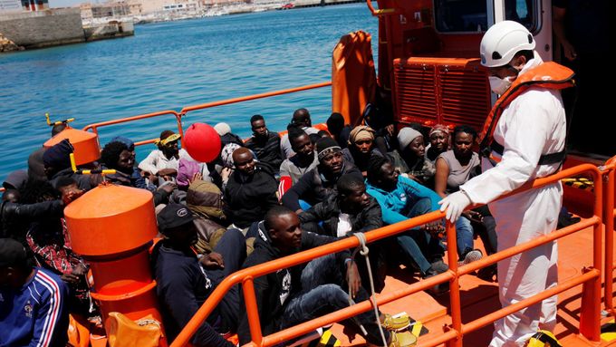 Migranti na palubě záchranné lodi ve Středozemním moři.