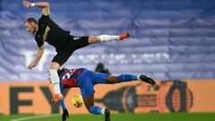Vladimír Coufal a Eberechi Eze v utkání Crystal Palace - West Ham