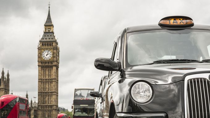 Ulice v Londýně, Británie, Anglie, taxi, Big Ben - ilustrační foto.