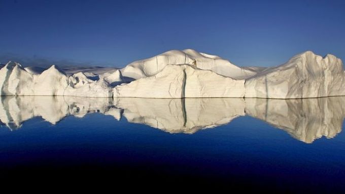 Odraz ledovce v klidných vodách oceánu nedaleko fjordu Jakobshavn v Grónsku.