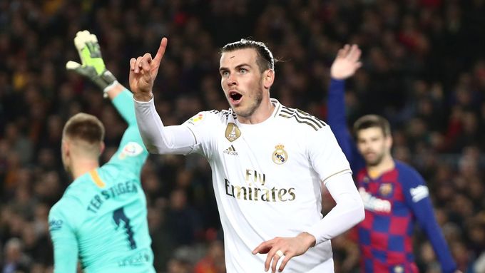 Gareth Bale protestuje proti neuznání své branky.