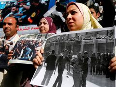 Protesty egyptských novinářů proti násilí páchanému na žurnalistech. Stěžují si, že bezpečnostní složky některé z nich zadržely a nedovolily jim pořizovat záběry na demonstracích proti izraelskému vojenskému zásahu v Gaze. 25. leden 2009, Káhira