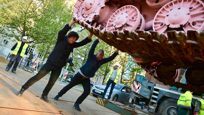 David Černý a raper a kurátor Vladimir 518 instalují Černého růžový tank, který se postaral o popularitu brněnské výstavy Kmeny.