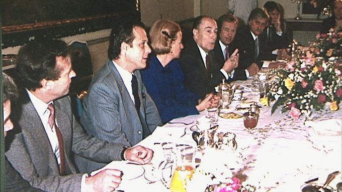 François Mitterrand na snídani s disidenty 9. prosince 1988.