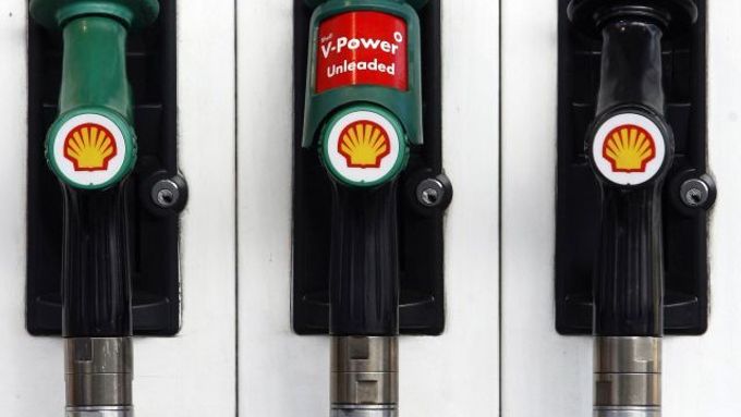 Stojan u benzinové čerpací stanice s logem firmy Royal Dutch Shell.